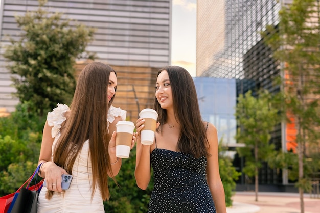 Foto frauen trinken kaffee nach dem einkaufen in der stadt