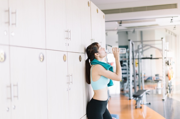 Frauen trinken Wasser, nachdem sie morgens Gymnastik trainiert haben.