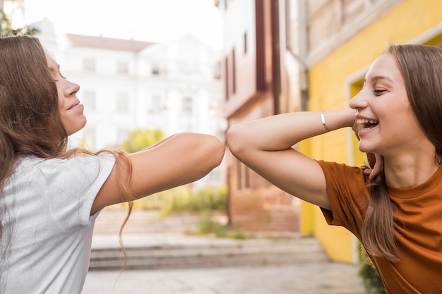 Foto frauen üben ellenbogengruß