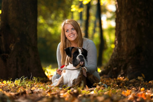 Frauen und Hund im Freien