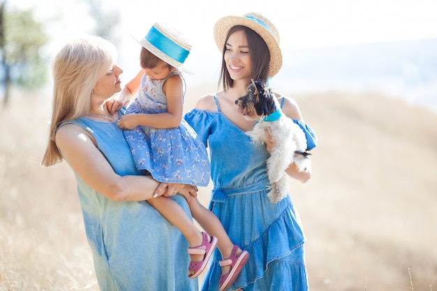 Frauen und kleines Mädchen zusammen im Freien