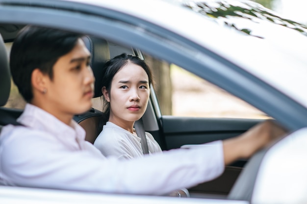 Frauen und Männer sitzen in Autos und sind gestresst. selektiver Fokus.