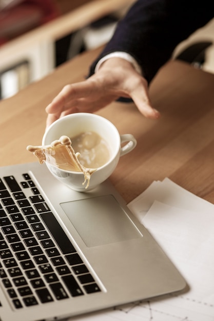 Frauen- und Obstdiät während der Arbeit am Computer im Büro Weibliche Hände auf der Tastatur