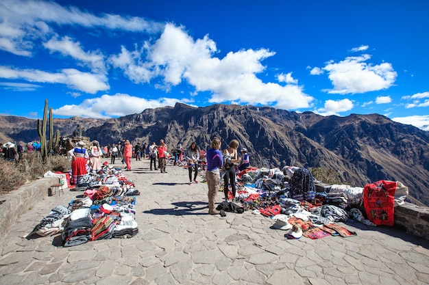 Frauen verkaufen Souvenirs am Aussichtspunkt Cruz Del Condor