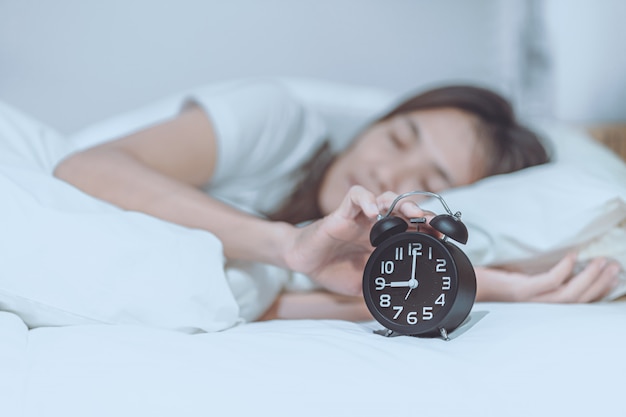 Frauen wachten am späten Montagmorgen auf.