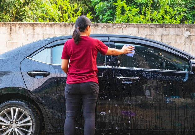 Frauen waschen Autos