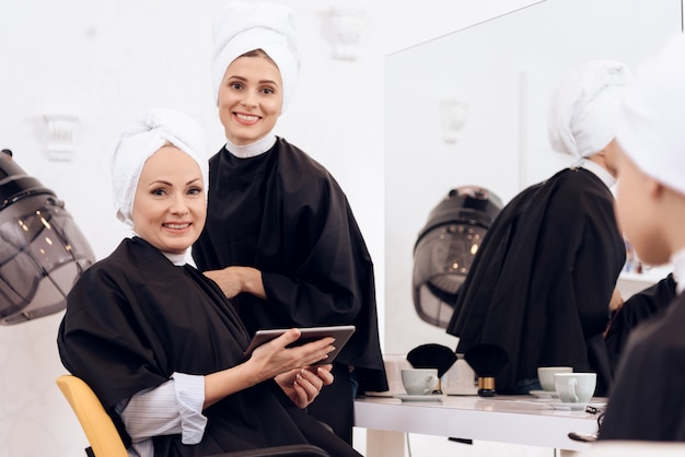 Frauen wuschen Köpfe im Schönheitssalon.