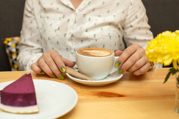 Frauenabendessen mit Käsekuchen und Kaffee am Restaurant