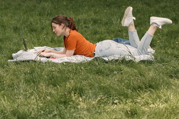 Frauenarbeit mit Laptop im Park