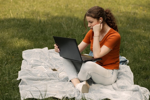 Frauenarbeit mit Laptop