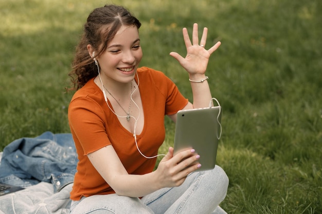 Frauenarbeit mit Tablet