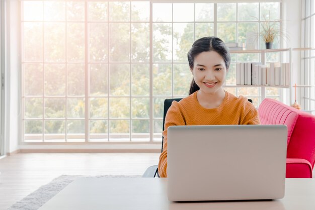 Frauenarbeit von zu Hause aus