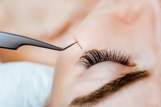 Frauenauge mit den langen Wimpern. Wimpernverlängerung. Wimpern, Nahaufnahme,