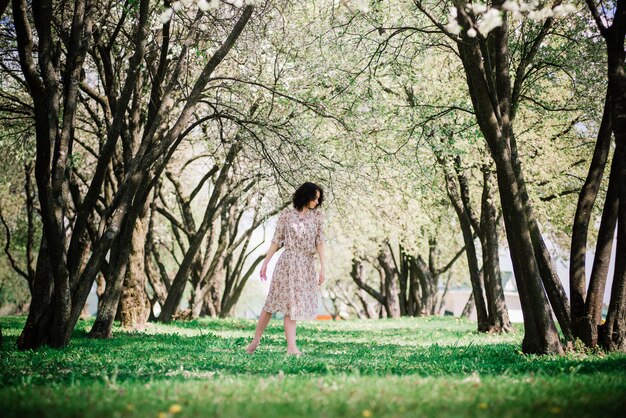 Frauenballerina im blühenden Garten. Rosa. Ballett. Porträt der Tänzerin im Freien. Mode und Stil