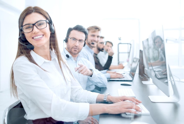 Frauenbediener am Arbeitsplatz im Call Center