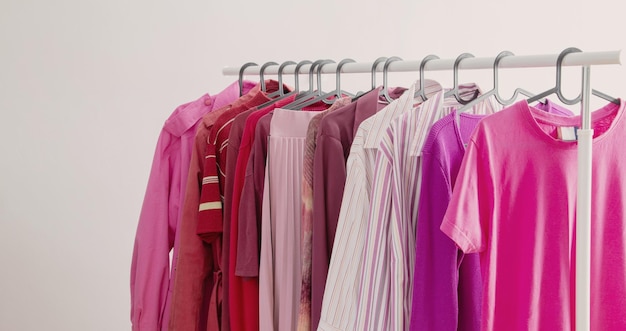 Frauenbekleidung in rosa und burgundischen trendigen Farben auf einem Hänger