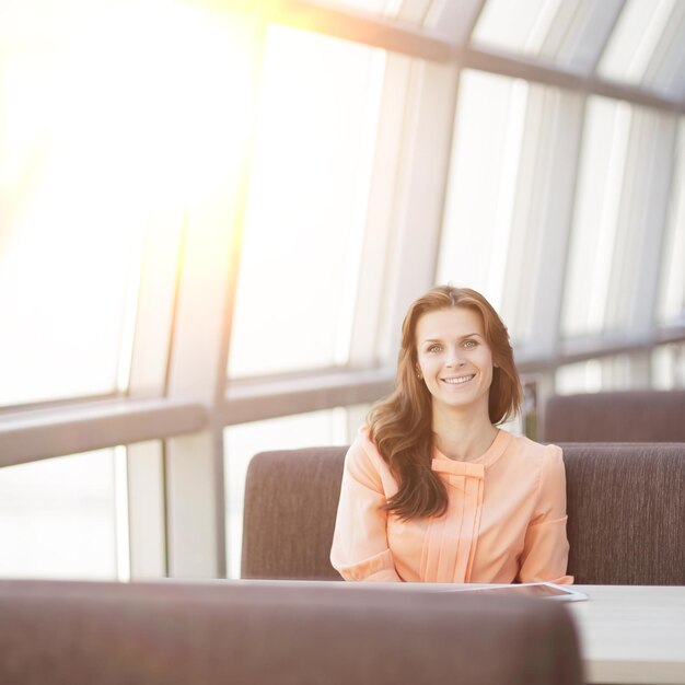 Frauenberaterin am Arbeitsplatz im Bankbüro