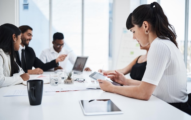 Frauenbüro und Tablet bei Geschäftstreffen mit Analyseplanung und Lesen von Daten mit Menschen Corporate Teamwork mobile Touchscreen-Technologie oder zusammen für Dokumente, Finanzen oder Strategie