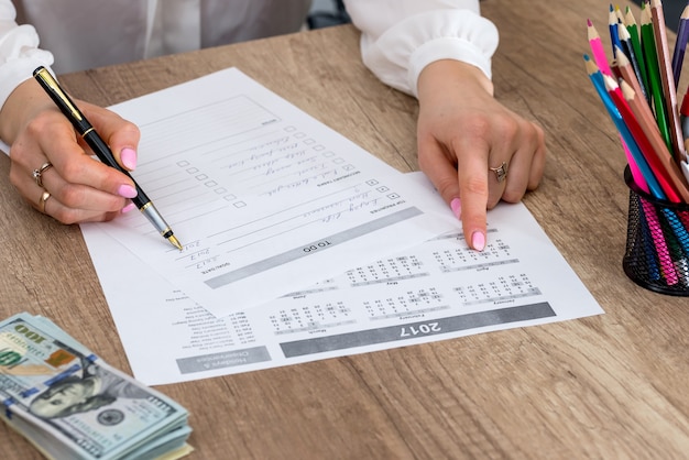 Frauencheck in To-Do-Liste im Büro ausgefüllt.