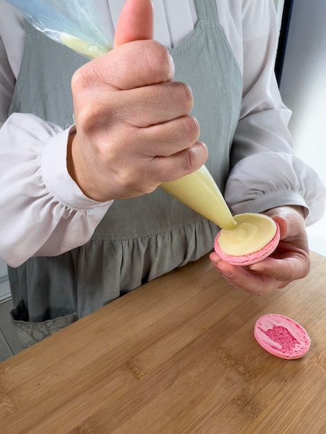 Frauenchef, der macarons macht stockfoto