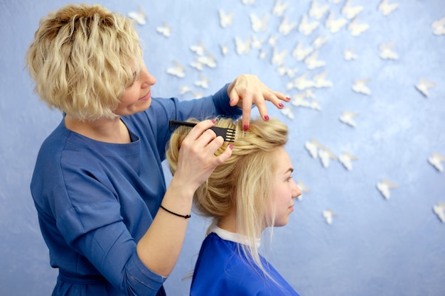 Foto frauenfriseur, der frisur macht