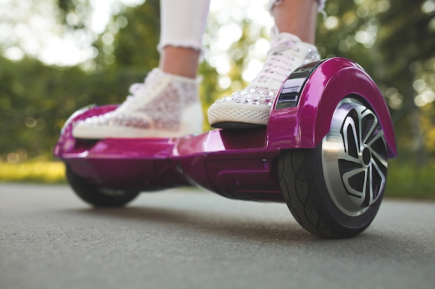 Frauenfüße auf Hoverboard