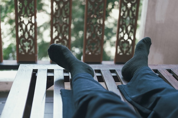 Frauenfüße stillstehen entspannend auf Terrassenbalkon