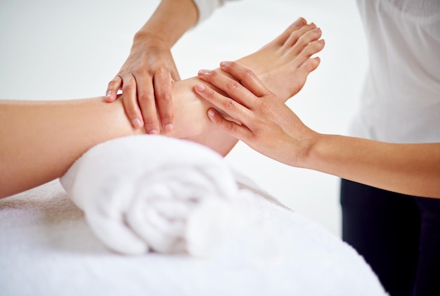 Frauenfüße und Massagetafel in der Spa-Therapie und Selbstpflege für Körperwellness und Ruhe für Spannung Komfortabel und Resort mit Kunden stressfrei und heilend ruhige Sitzung und Kosmetologie