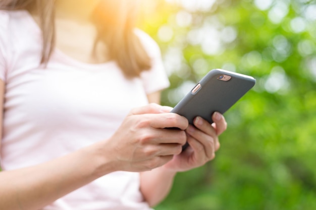 Frauengebrauch des Handys über grünem Hintergrund
