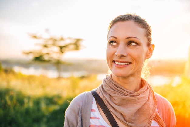 Frauengenießen im Freien und Lächeln