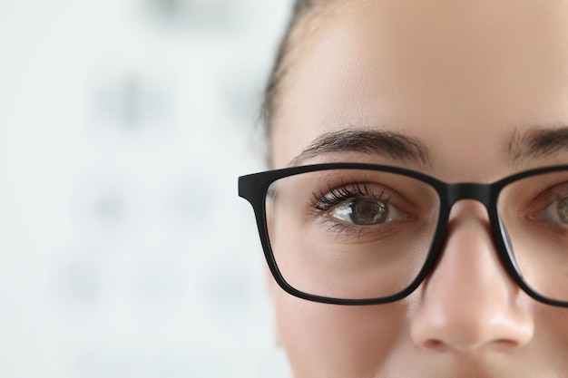 Frauengesichtsfrauen tragen eine Brille für besseres Sehen mit schwarzem Rahmen