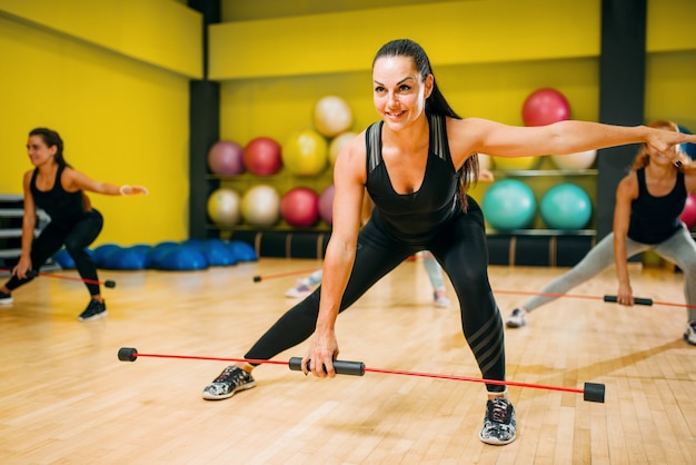 Frauengruppe, die auf Fitnesstraining trainiert. Weibliche Sportteamwork im Fitnessstudio.