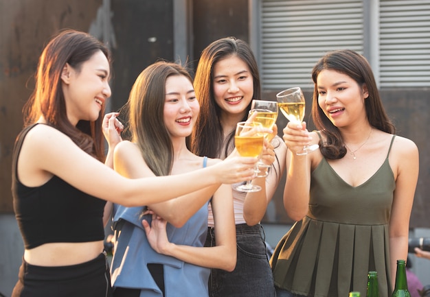 Frauengruppe Gruppenparty Bierglas