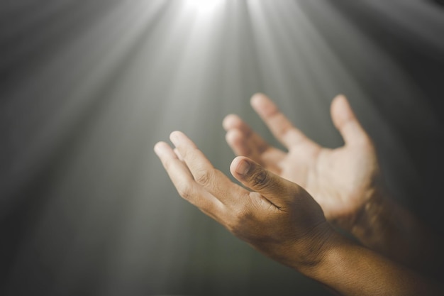 Frauenhände beten zu Gott