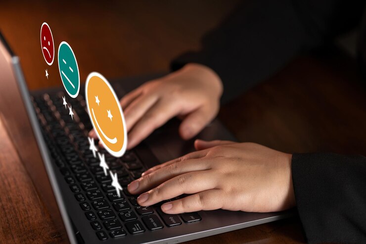 Frauenhände, die auf der Laptop-Tastatur tippen Kundendienst-Zufriedenheitsbewertung Emoticon für das Service-Hotel-Restaurant den Eindruck des Online-Kaufs