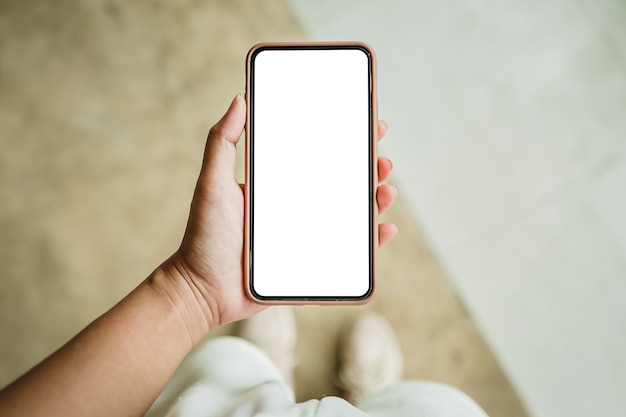Frauenhände, die Handy leeren Kopierraumbildschirm halten. Smartphone mit leerem weißen Bildschirm isoliert. Smartphone mit Technologiekonzept