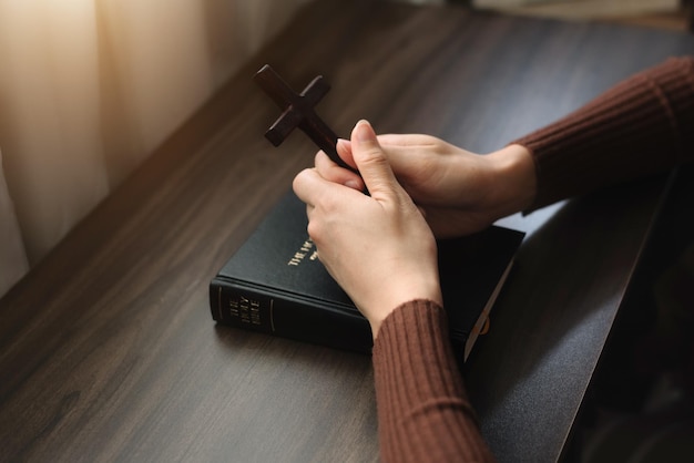 Frauenhände, die mit der Bibel zu Gott beten Frau beten für Gottes Segen Religiöse Überzeugungen Christliche Lebenskrise Gebet zu Gott