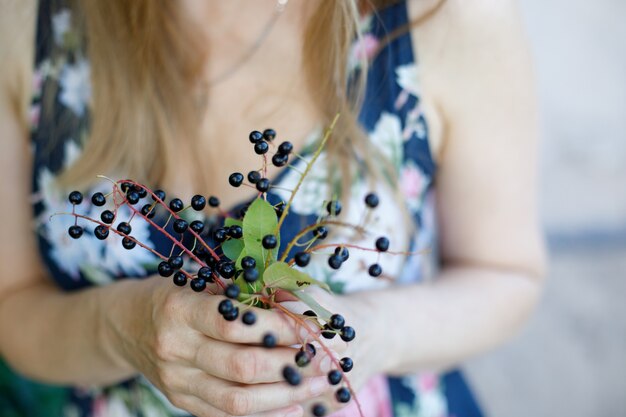 Foto frauenhände halten kirschbeeren