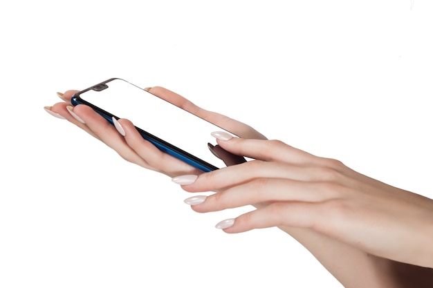 Frauenhände halten Smartphone, Finger drückt auf Bildschirm isoliert auf Weiß