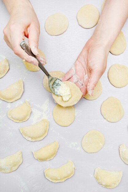 Frauenhände machen Ravioli