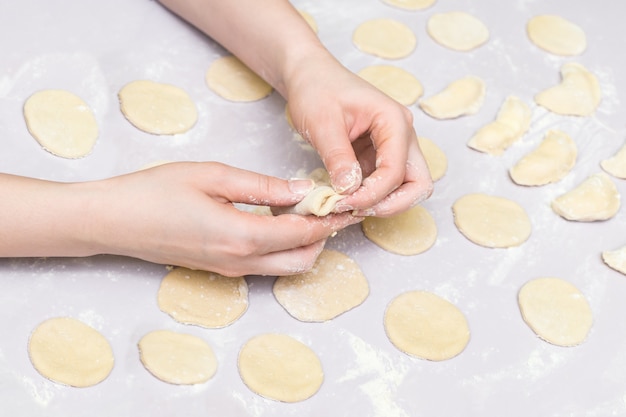 Frauenhände machen Ravioli