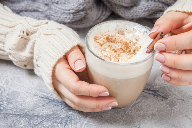 Frauenhände mit einem Latte