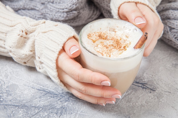 Frauenhände mit einem Latte