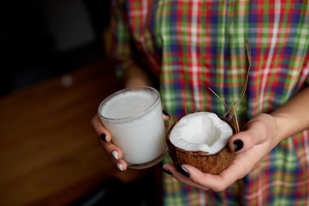 Frauenhände mit Glas veganer Kokosmilch Alternative Arten von Pflanzenmilch aus verschiedenen Getreidearten Sauberes Essen Gesunde ErnährungxA