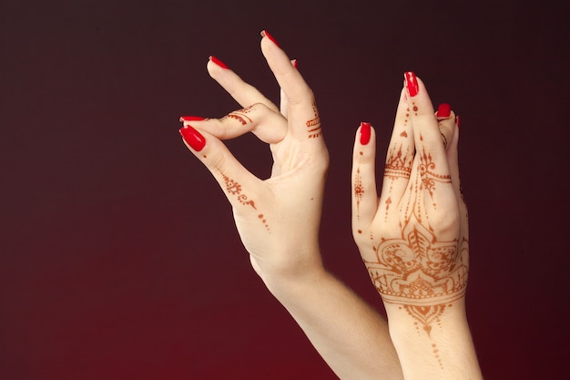 Frauenhände mit Mehndi