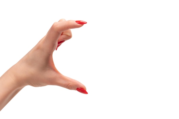 Frauenhände mit roten Nägeln zeigen Rahmensymbol isoliert auf weißem Hintergrund