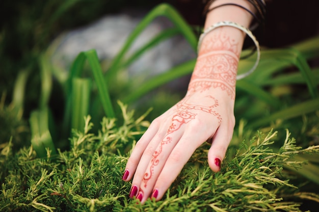 Frauenhände mit schwarzem Mehndi-Tattoo. Hände des indischen Brautmädchens mit schwarzen Henna-Tätowierungen. Mode. Indien