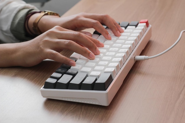 Foto frauenhände tippen auf einer weißen tastatur im büro und am computer