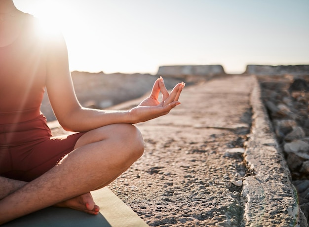 Frauenhände und Meditation im Yoga auf Felsen für spirituelles Wohlbefinden oder friedliche Bewegung in der Natur Hand der weiblichen Yogi in ruhiger Meditation für Zen-Workout Entspannung oder Bewusstsein an der Meeresküste auf Mockup
