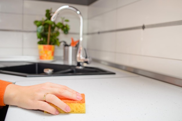 Frauenhände wischen Geschirr in der Küche ab
